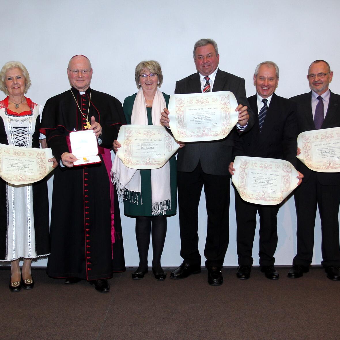 Pro Ecclesia et Pontifice: v.l. Josef Hartmuth, Maria Bauer, Bischof Konrad Zdarsa, Eva Moll, Walter Hieber, Nikolaus Oblinger, Josef Putz, Wolfgang Scherer. (Foto: Annette Zoepf / pba)