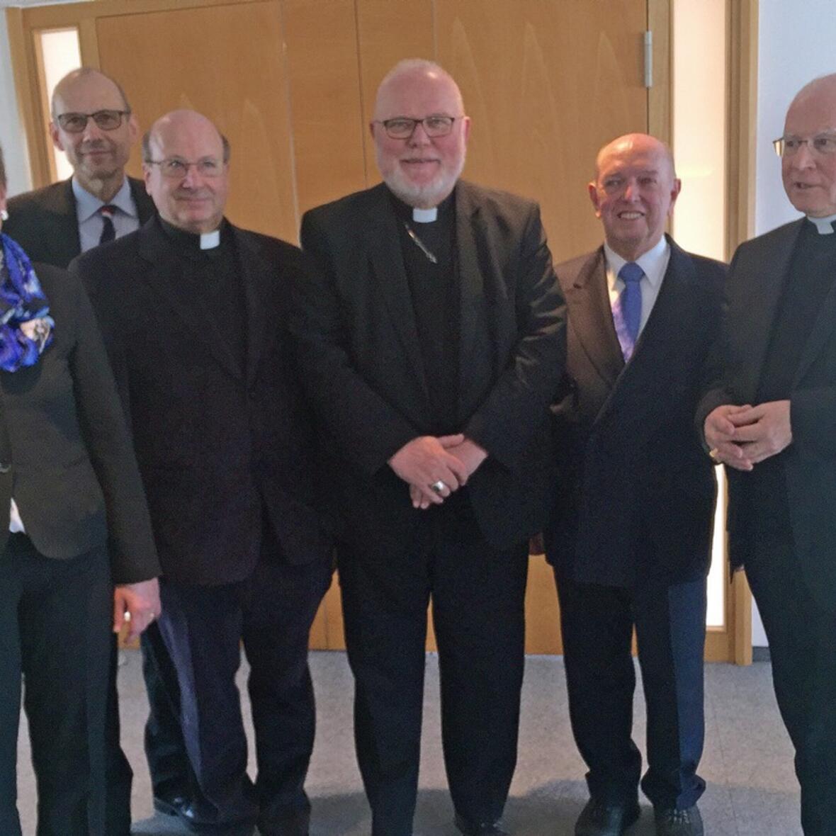 Bischof Dr. Konrad Zdarsa, der scheidende Vorsitzende des KAG Dr. Heribert Staudacher, Kardinal Dr. Reinhard Marx, Offizial Domvikar Freiherr Dr. Ernst von Castell, der stellvertretende Vorsitzende des KAG Horst Mayerhofer, Geschäftsstellenleiterin Marianne Losinger. (von rechts) (Foto: Lorenz Wolf)