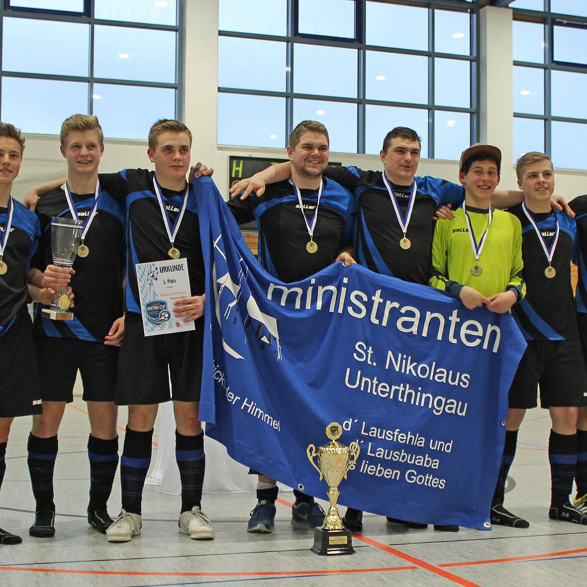 Das Unterhtingauer Siegerteam zusammen mit Vertretern des Veranstalters aus Bamberg: (v.l.) Ministrantenpfarrer Domvikar Detlef Pötzl, Lukas Sepp, Kilian Stöckle, Maxi Stöckle, Alexander Merk, Christoph Merk, Lorenz Schrägle, Simon Stöckle, Lukas Steck, Tobias Bienert (Referent für Ministrantenpastoral im Erzbistum Bamberg) (Foto: BDKJ/EJA Bamberg)