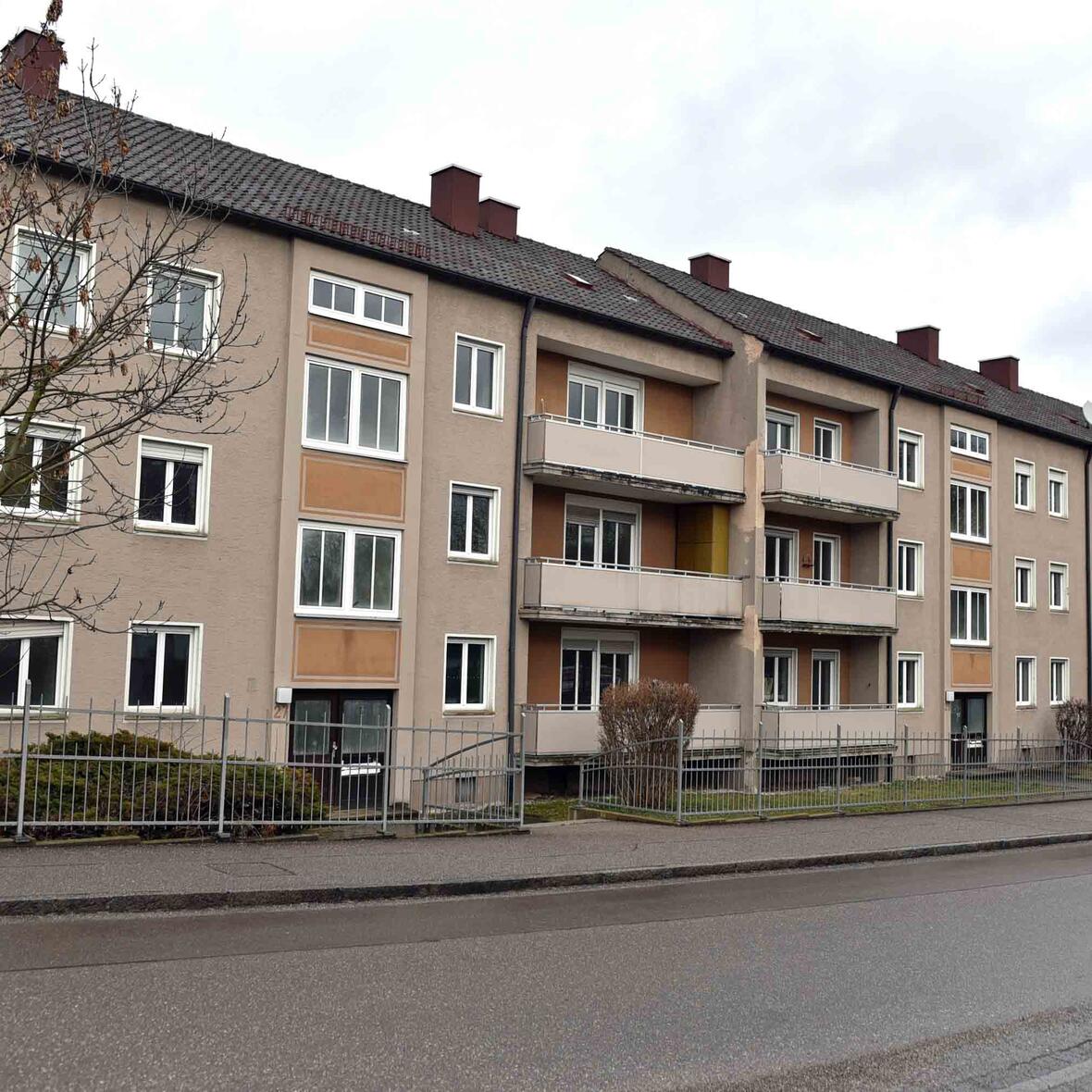 Dieses Gebäude in der Augsburger Frischstraße wird in den kommenden Monaten baulich ertüchtigt. Im dritten Quartal werden die ersten Bewohner einziehen (Foto: Nicolas Schnall/pba).