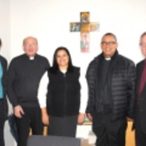 Kolping-Nationalkoordinatorin Judith Turner (Mitte) und Kolping-Nationalpräses Father Christian Frantz (zweiter von links) berichteten Hauptabteilungsleiter Pfarrer Dr. Ulrich Lindl (zweiter von links) und Ingeborg Pecher (links) von der Abteilung Mission, Frieden und Entwicklung des Bistums Augsburg zusammen mit Kolping-Diözesanpräses Alois Zeller (rechts) über die Arbeit des Kolpingwerkes im Land am Kap (Foto: Kolpingwerk Augsburg).