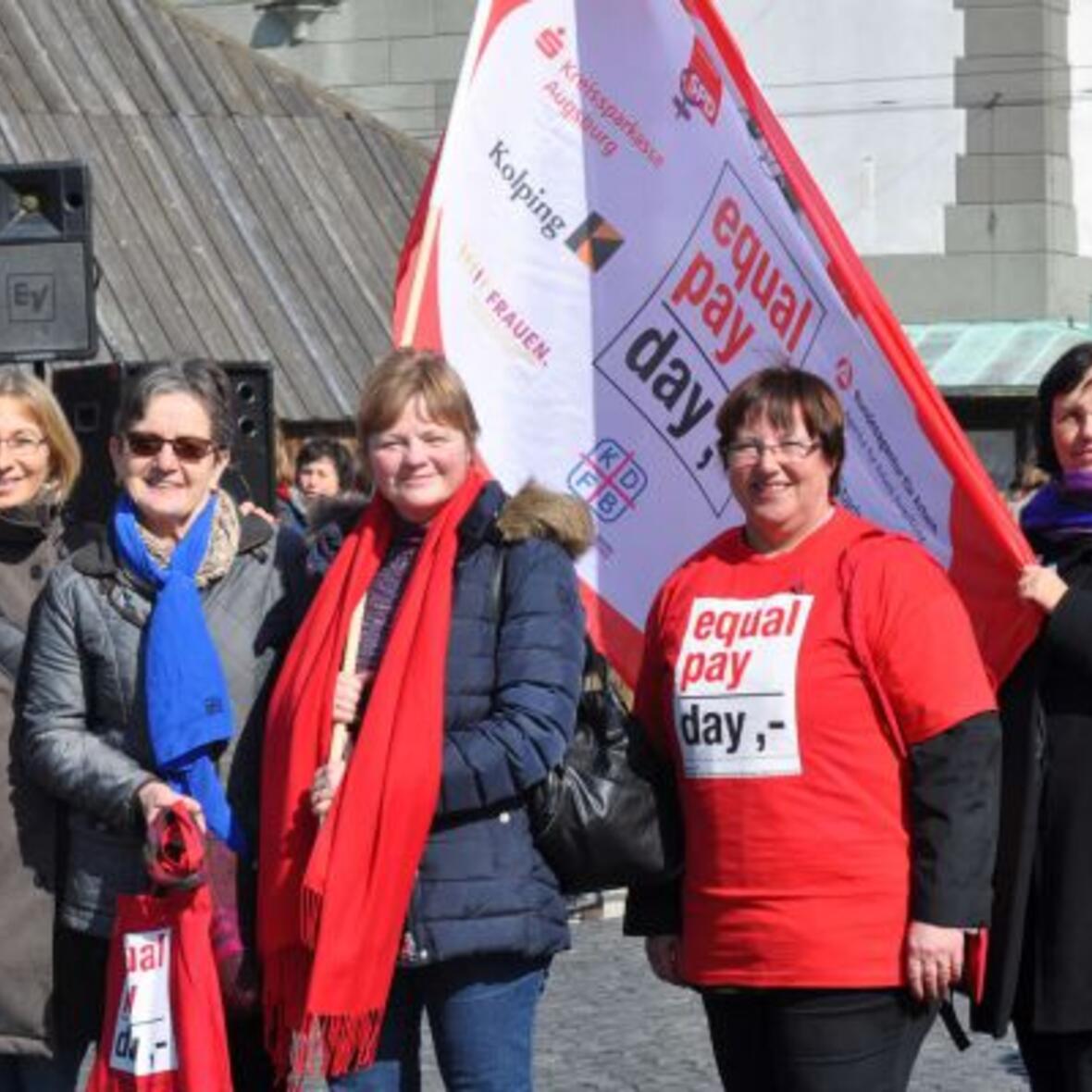 KDFB-Frauen bei der Equal Pay Day-Kundgebung (Foto: KDFB)