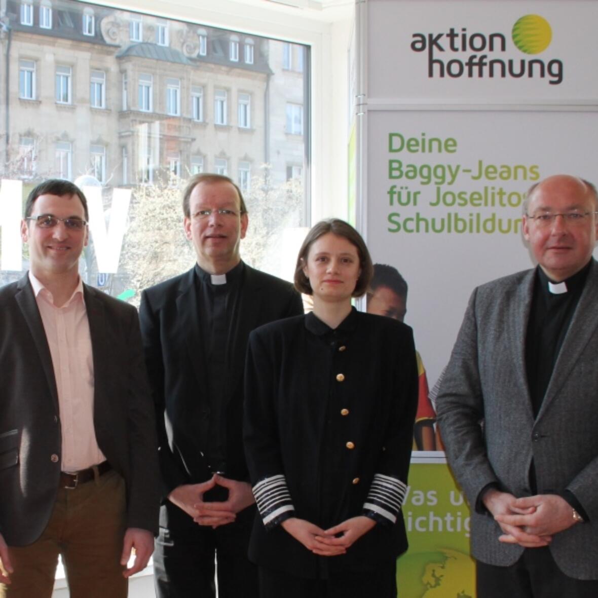 (v.l.n.r.): Klaus Prestele (Geschäftsführer der aktion hoffnung), Msgr. Wolfgang Huber (Präsident von missio München), Irina Gossmann (Shopleitung VINTY’S Nürnberg und Bereichsleitung Einzelhandel) und Pfarrer Dr. Ulrich Lindl (Aufsichtsratsvorsitzende der aktion hoffnung). (Foto: aktion hoffnung/Elisabeth Fuchsloch)