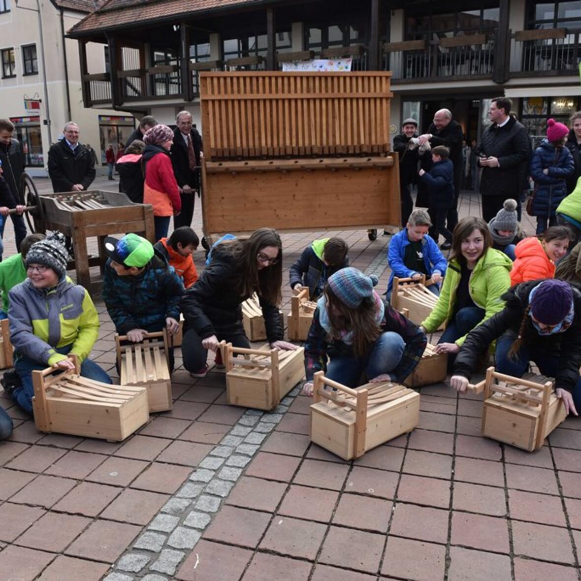 Ministrantinnen und Ministranten rätschen auf dem Neuburger Schrannenplatz. (Fotos: Romana Kröling / pba)