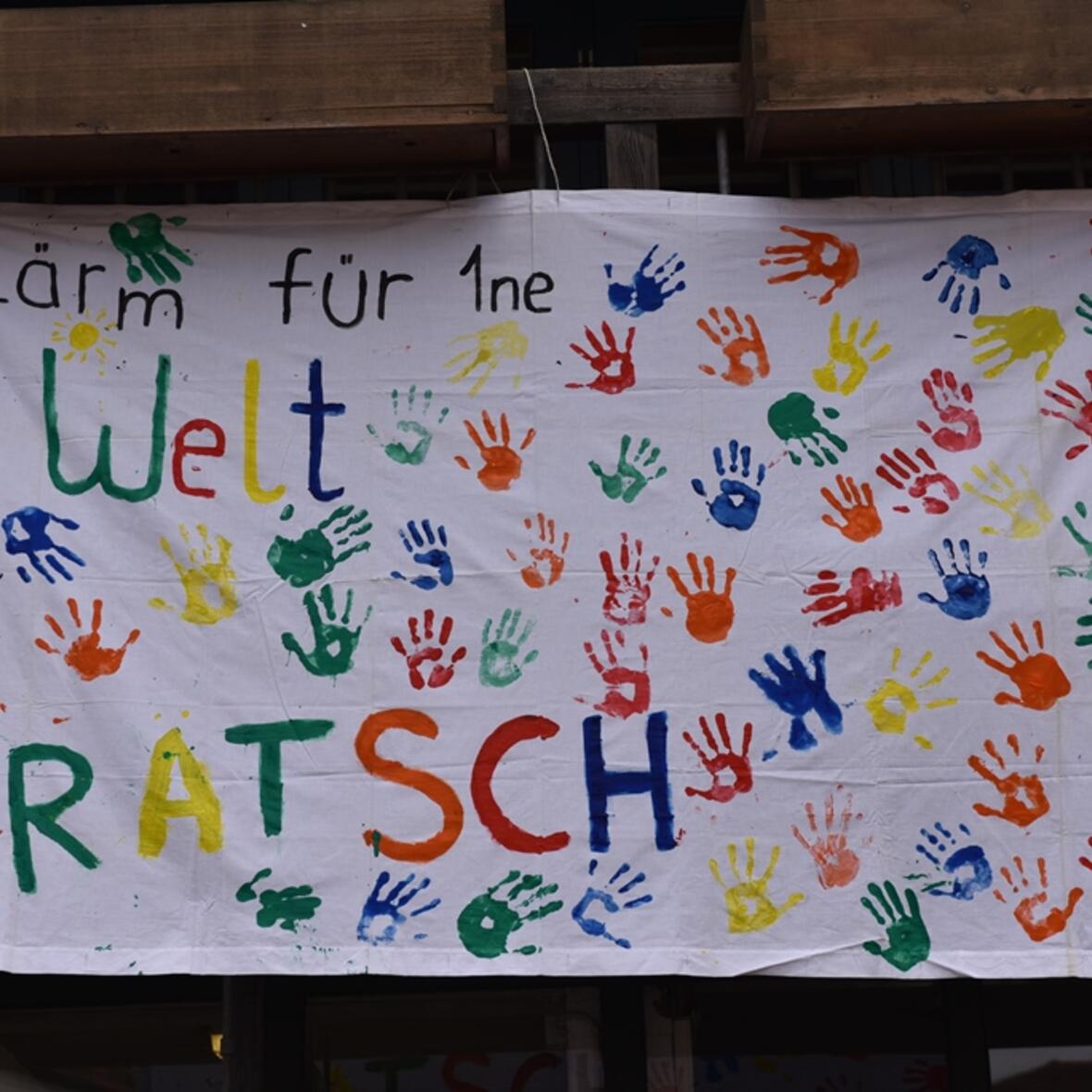 Die Ministrantinnen und Ministranten gestalteten gemeinsam ein Plakat zur Aktion. 