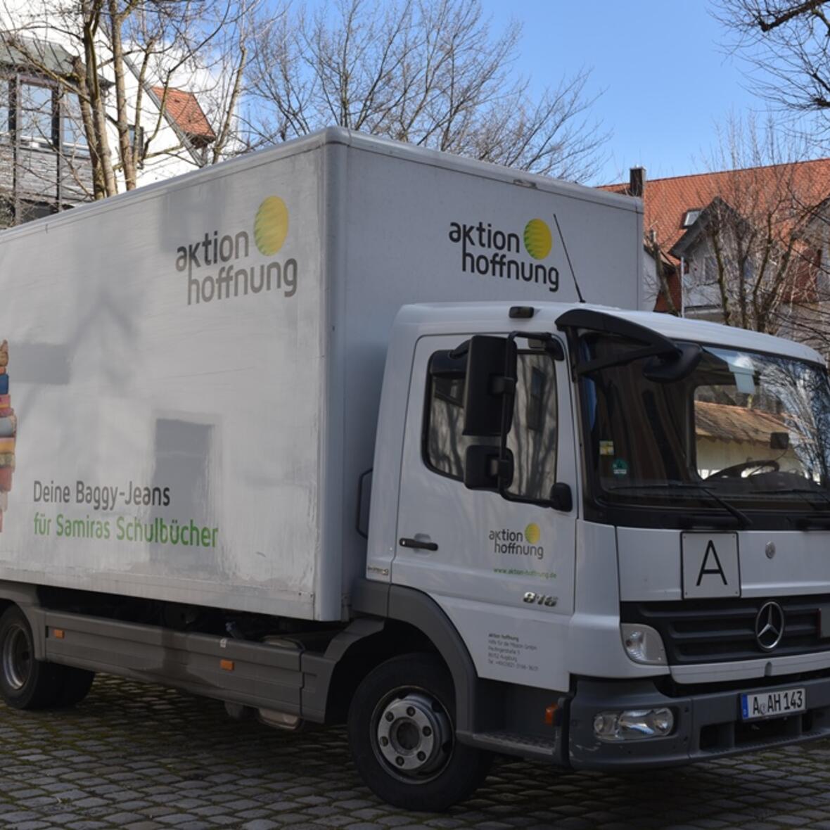 Mit dem LKW wurde die weltweit größte Rätsche von Ettringen nach Neuburg gebracht.