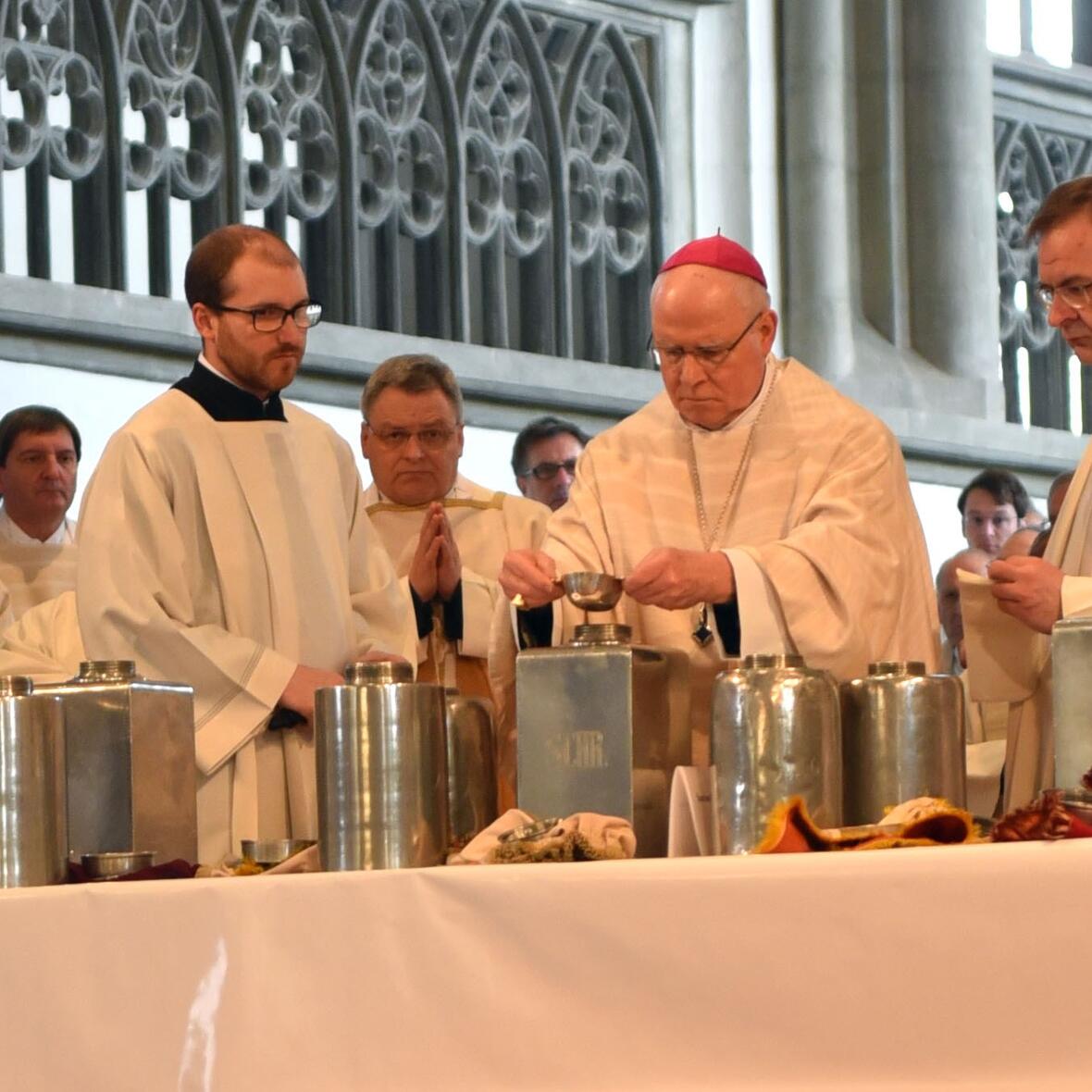 Bischof Konrad weiht die heiligen Öle. (Foto: Romana Kröling / pba)