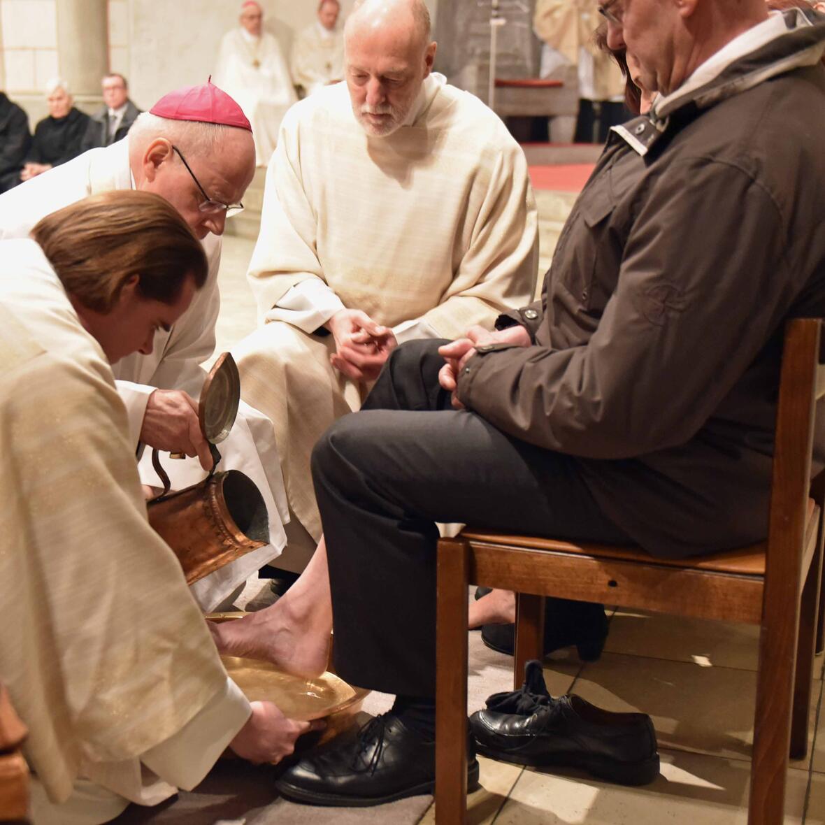 Bischof Konrad wäscht 12 Frauen und Männern die Füße. (Foto: pba/Nicolas Schnall)