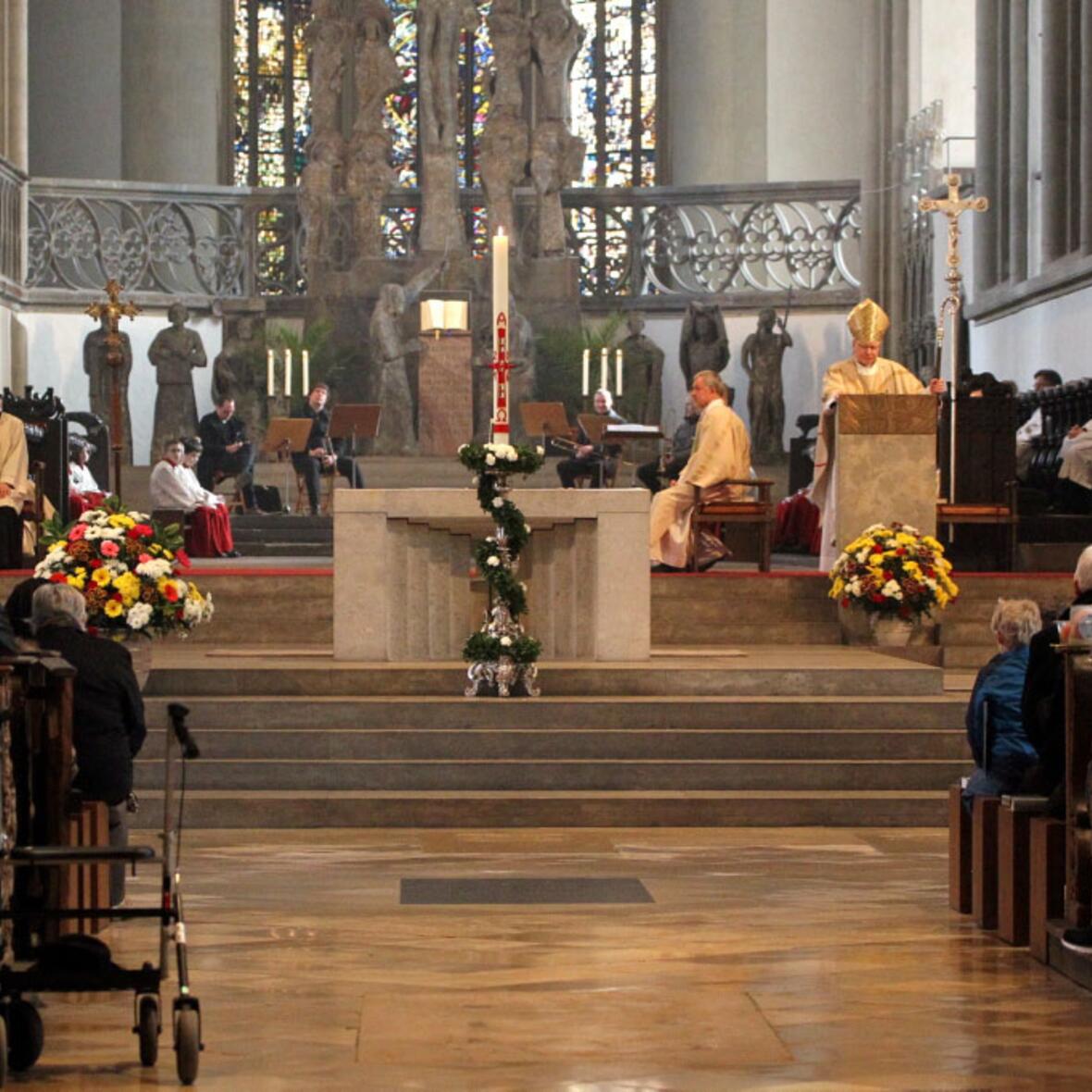 Zahlreiche Gläubige haben heute am Ostergottesdienst im Augsburger Dom teilgenommen. (Foto: Annette Zoepf/pba)