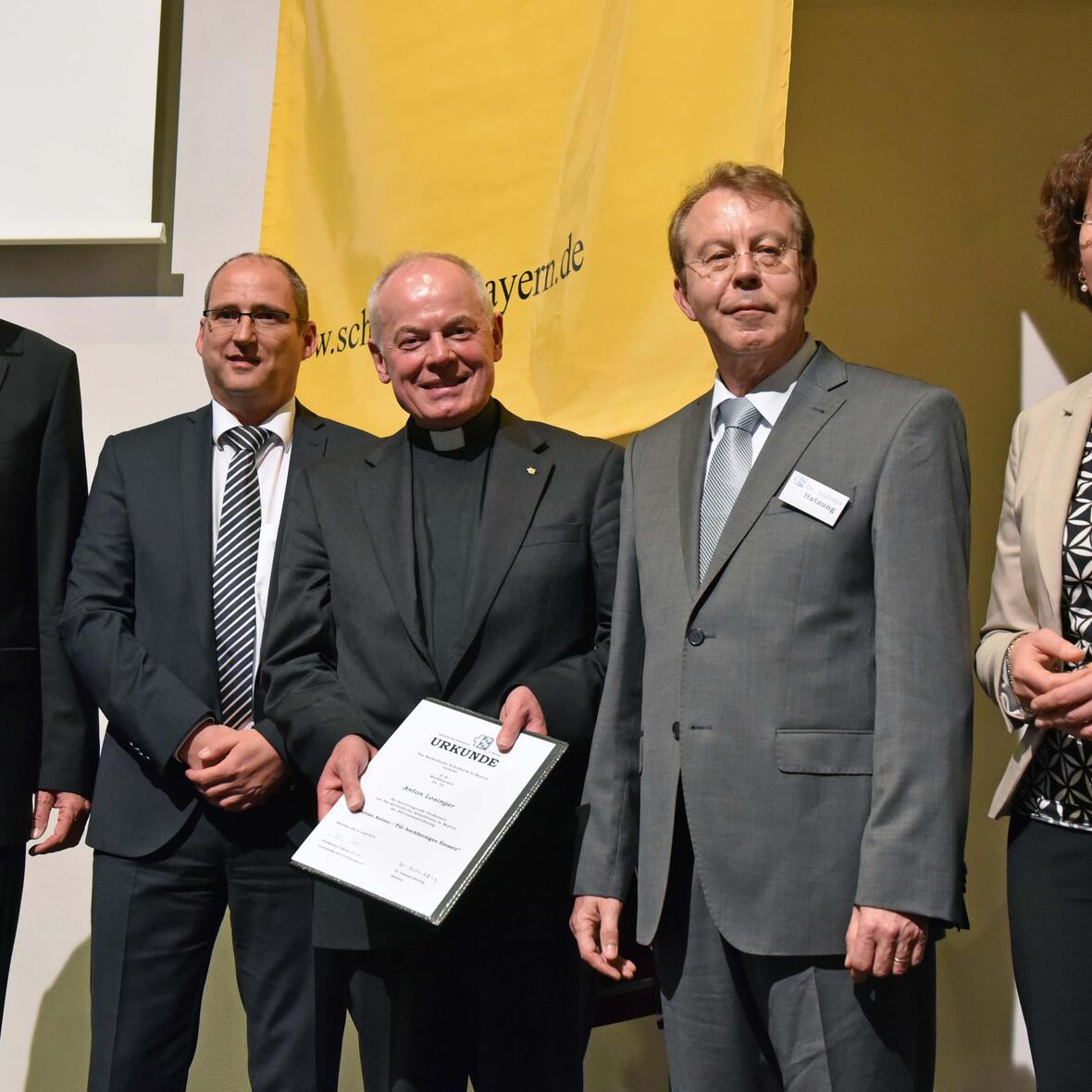 Prof. Dr. Dres. h.c. Paul Kirchhof, Peter Kosak, Leiter des Schulwerks der Diözese Augsburg, Weihbischof Dr. Dr. Anton Losinger, Dr. Andreas Hatzung, Direktor des Katholischen Schulwerks Bayern, Susanne Kofend, Fortbildungsreferentin des Schulwerks (v. links) (Fotos: Romana Kröling/pba).