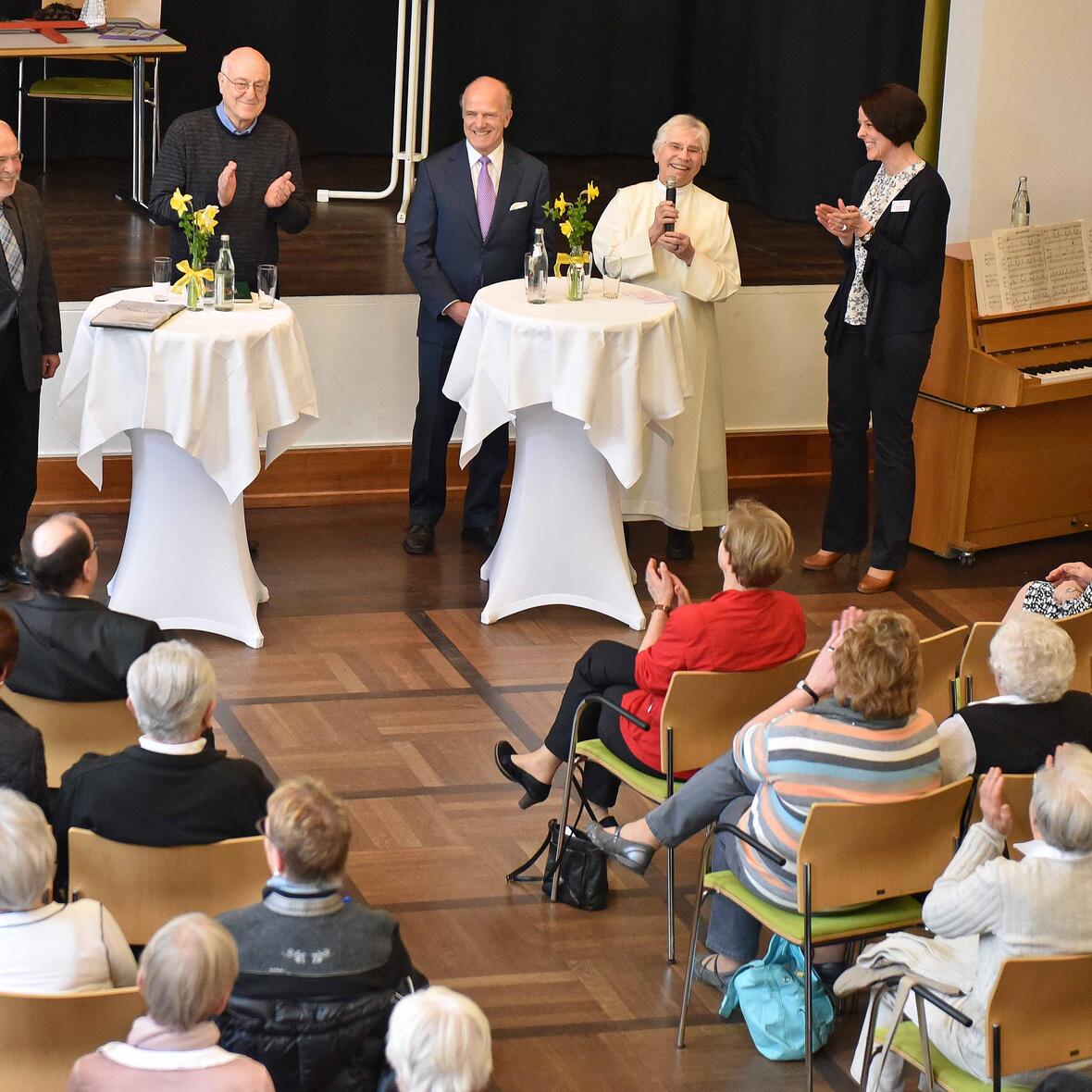 Pfarrerin Ursula Bühler (links), evangelische Altenheimseelsorge, und Anna Schmelcher (rechts), katholische Altenseelsorge, im Gespräch mit (v.l.) Pfarrer i.R. Wolfgang Wunderer, Schauspieler Eberhard Peiker, Alt-Oberbürgermeister Dr. Peter Menacher und Priorin Sr. Dr. Benedikta Hintersberger. (Fotos: Romana Kröling/pba)