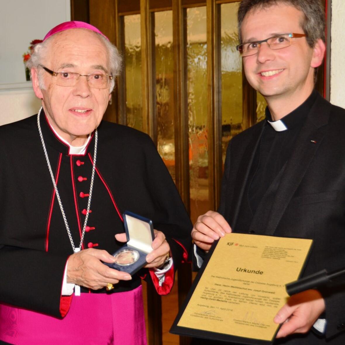 Weihbischof Josef Grünwald (l.) hat bis zuletzt die Geschicke der KJF als Vorsitzender des Aufsichtsrats verantwortet. Seine Nachfolge trat Domkapitular Armin Zürn (r.) an. (Fotos: KJF/Karg)