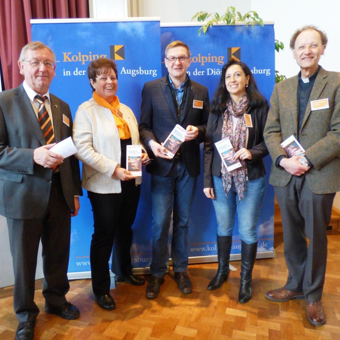 (v.l.) Kolping-Diözesanpräses Alois Zeller, Diözesanvorsitzende des Kolpingwerkes Sonja Tomaschek, Flüchtlingsbeauftragter Diakon Ralf Eger, Paulina Hesse-Hoffmann, Mitglied in der Projektgruppe „Fremde werden Freunde“ sowie Verbändereferent Domkapitular Dr. Wolfgang Hacker. (Foto: Kolpingwerk)