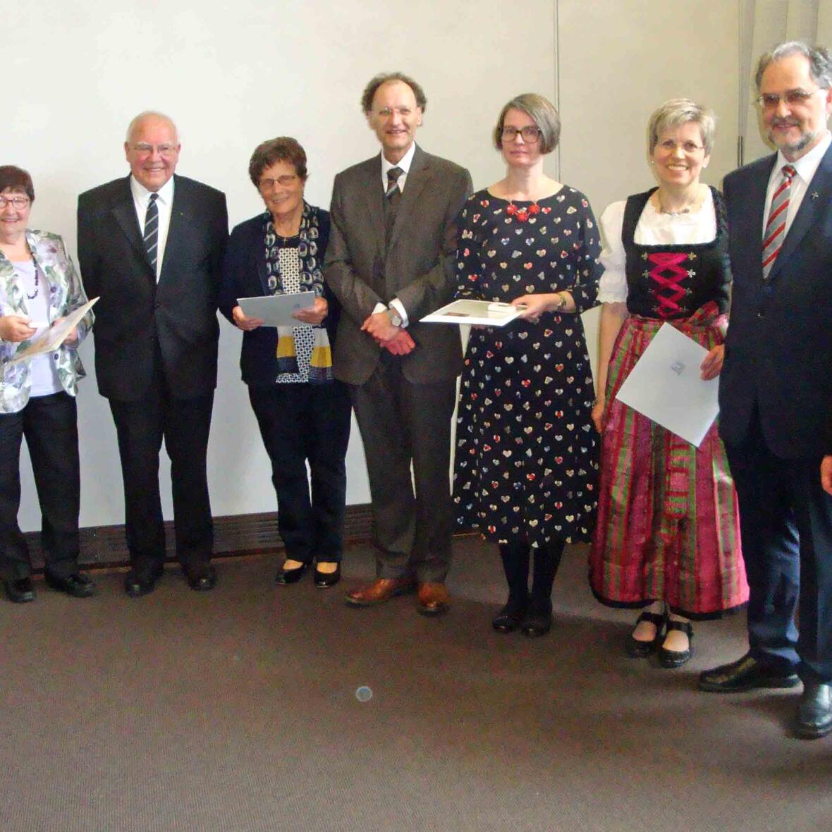 (v.l.n.r): Pfr. i. R. BGR Michael Walch, Erika Wittum, Pfr. i. R. BGR Martin Bucher, Frieda Drexl, Domkapitular Dr. Wolfgang Hacker, Katharina Rommel, Helga Gallbronner, Pfr. Heribert Singer und Geistlicher Beirat Msgr. Franz Wolf. (Foto: Roswitha Böck)