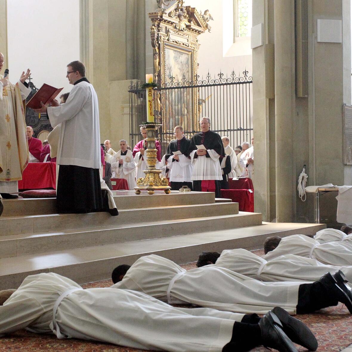 Bischof Konrad weiht sechs Männer zu Diakonen. (Foto: Annette Zoepf / pba)