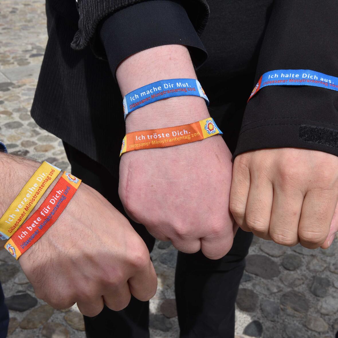 Diese Armbänder sollen die Jugendlichen beim Ministrantentag für die Werke der Barmherzigkeit sensibilisieren. (Fotos: Romana Kröling / pba)