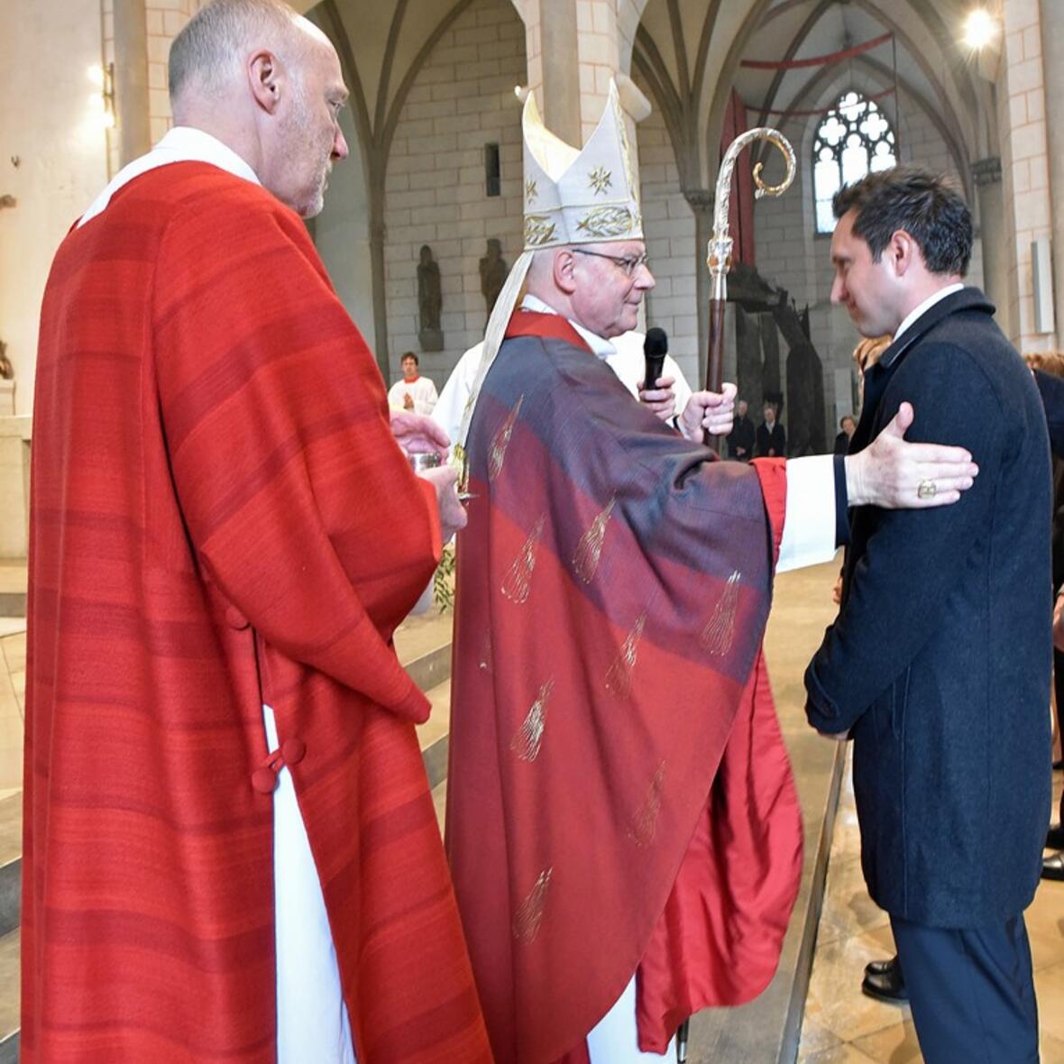 Bischof Konrad firmt elf junge Männer und Frauen. (Fotos: Romana Kröling/pba)