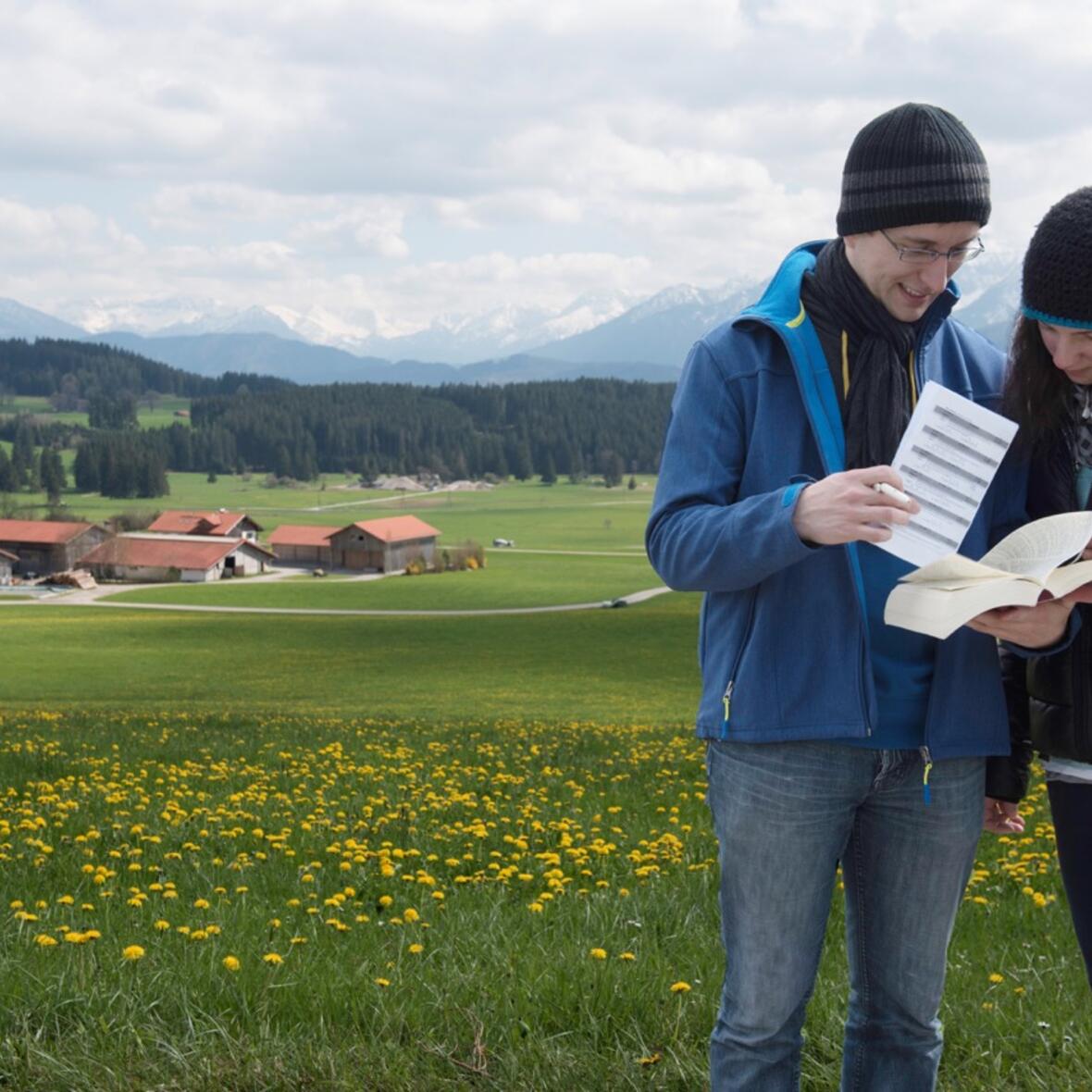 Jugendreferent Christian Lieb und Mirjam Paulsteiner testen den Spiricaching-Pfad. (Foto: Romana Kröling/pba)
