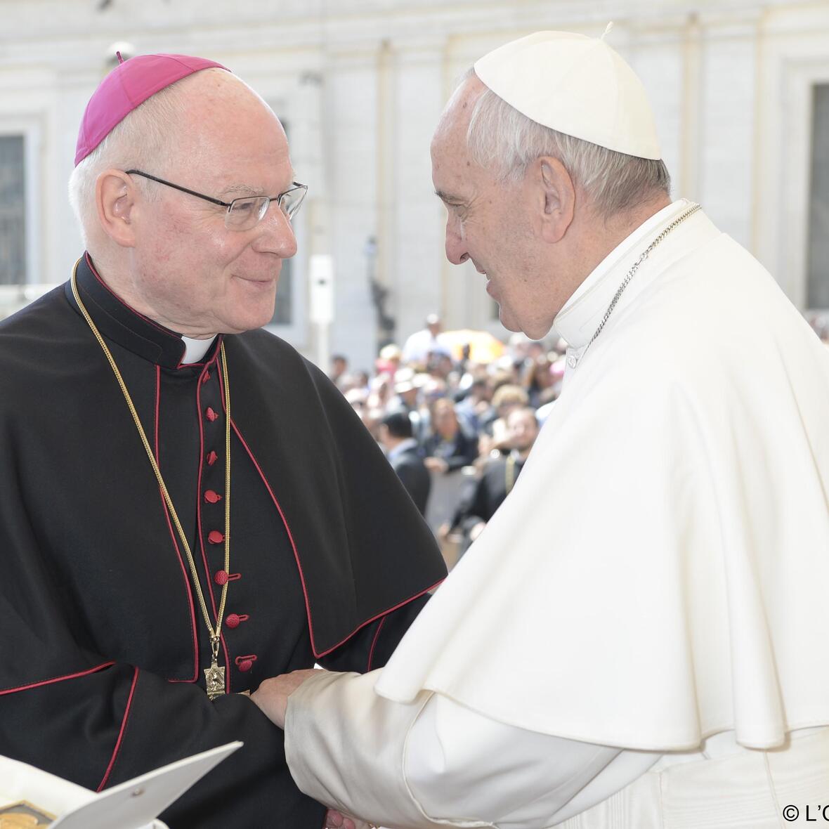 Bischof Konrad überreichte dem Papst ein kunstvoll gestaltetes Ulrichskreuz. (Foto: L'Osservatore Romano)