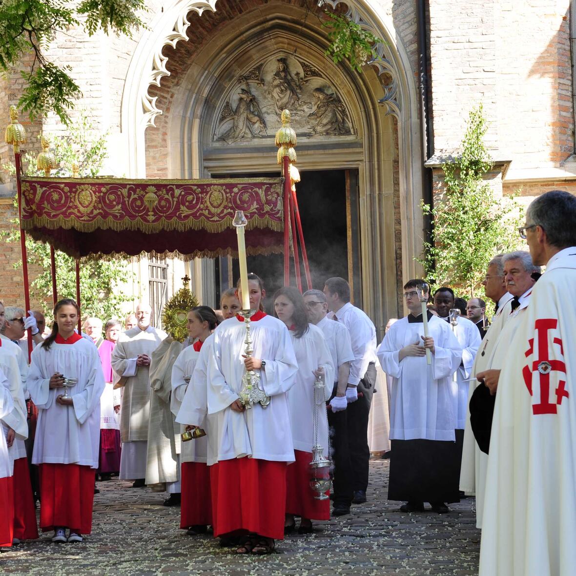 Gemeinsam mit rund 800 Gläubigen hat Bischof Konrad im vergangenen Jahr das Hochfest des Leibes und Blutes Christi gefeiert. (Foto: Maria Steber/pba)