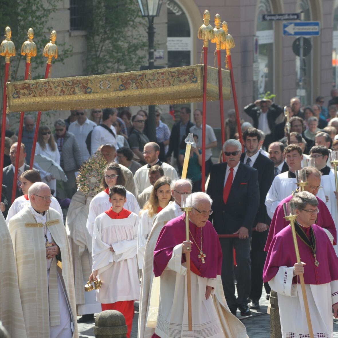 Rund tausend Gläubige nahmen an der feierlichen Fronleichnamsprozession teil. (Foto: Annette Zoepf/pba)