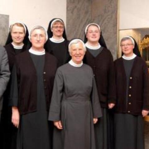 (v.l.) Pfarrer Dr. Ulrich Lindl, Sr. M. Angelika Wißmiller, Sr. M. Monika Full, Sr. M. Christine Sontheim, Sr. Regina Winter (amtierende Generaloberin), Sr. Johanne Maria Höldrich, Sr. M. Martha Lang (Foto: Creszentiakloster Kaufbeuren)