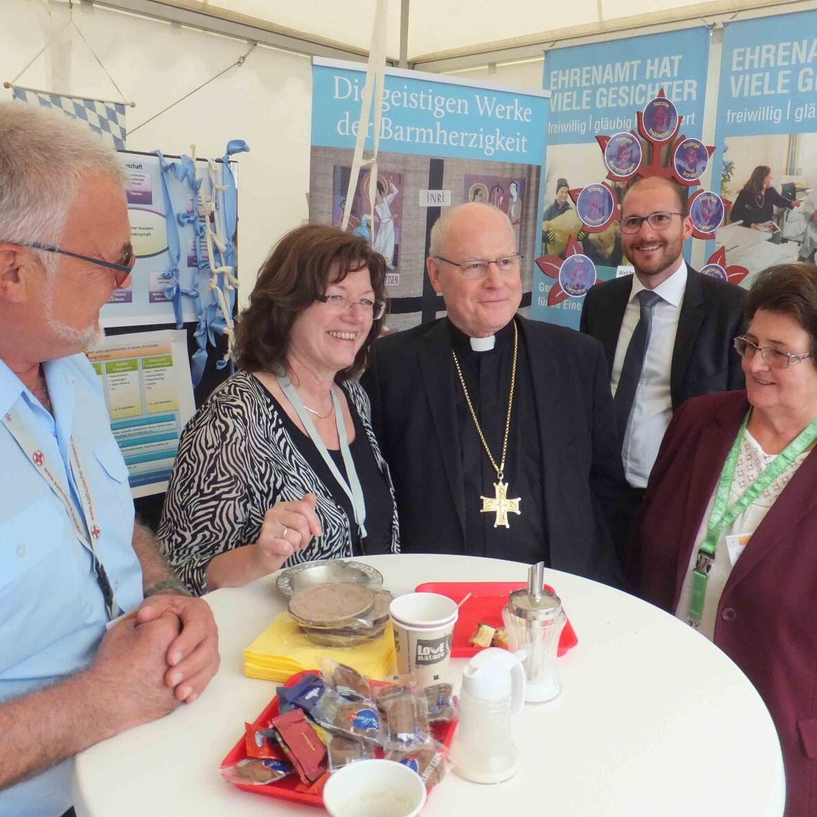 Bischof Konrad Zdarsa am Stand des Diözesanrats auf der Katholikentagsmeile. Die Diözesanratsvorsitzende, Hildegard Schütz, hieß ihn herzlichen willkommen (auf dem Foto links). Foto: Ernst Schmidhuber 