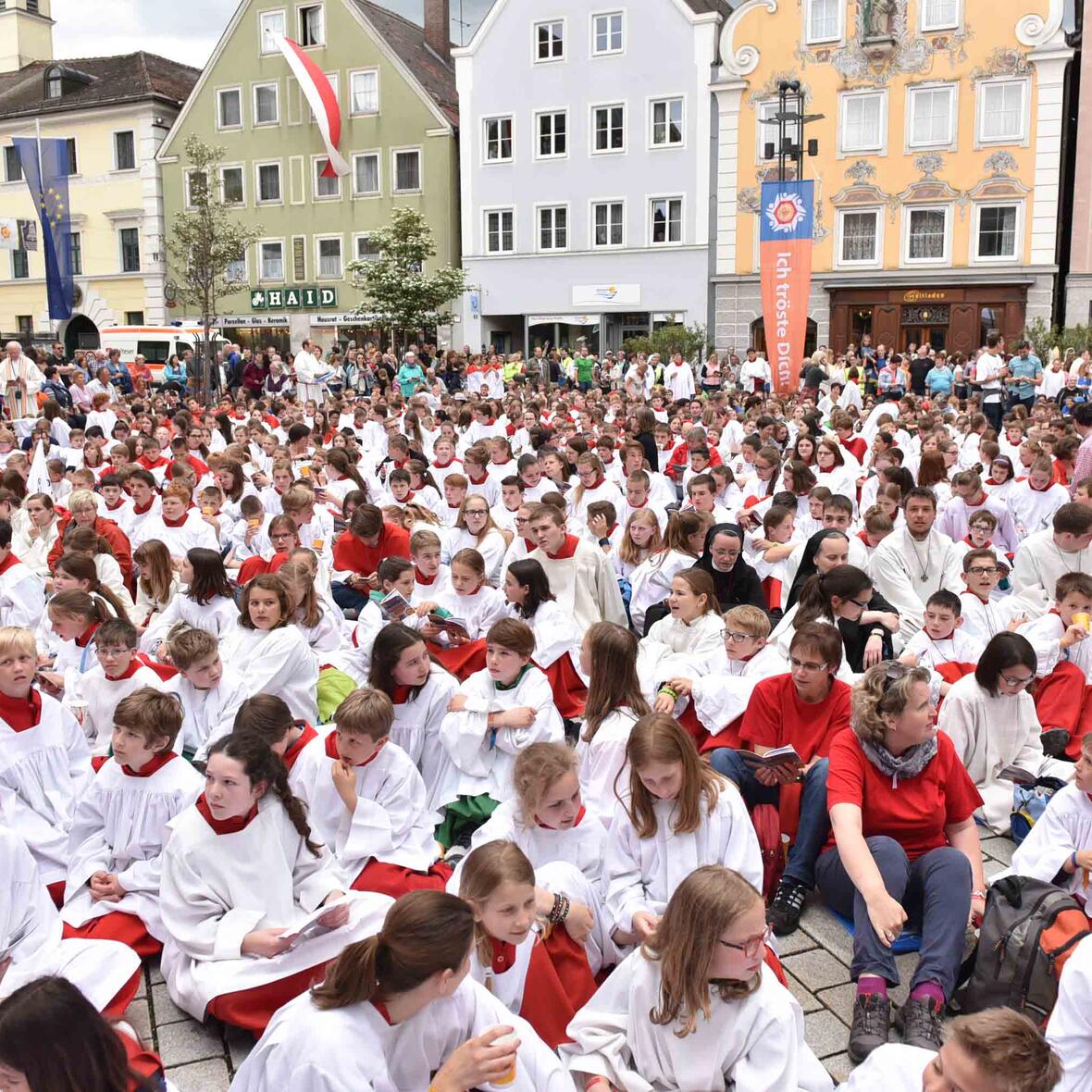Während des Gottesdienstes tünchten die über zweitausend Ministranten den Mindelheimer Marienplatz in die Farben weiß und rot. (Fotos: Maria Steber/pba) 