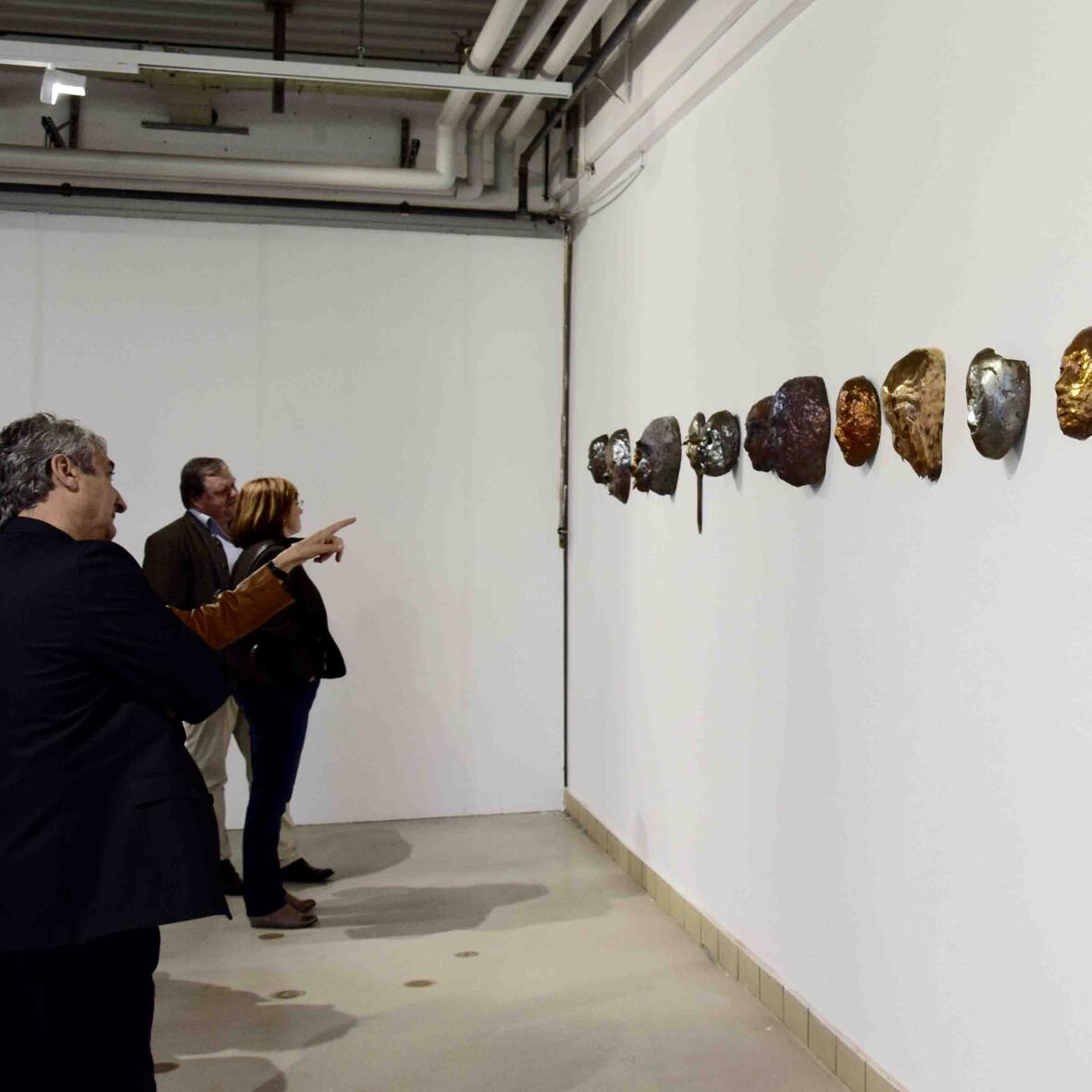 Neugierige Gäste: Die Bronzemasken von Bruno Wank sind voller Assoziationen. (Foto: Sabine Verspohl-Nitsche/pba)