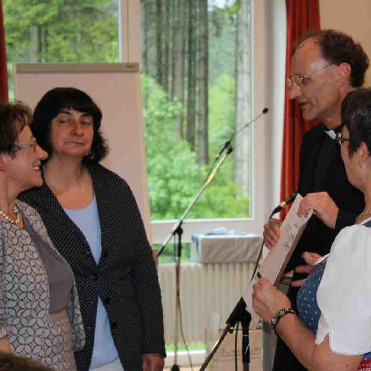 Domkapitular Dr. Wolfgang Hacker und KLB-Diözesanvorsitzende Rita Fischer bei der Scheckübergabe an die beiden Vorsitzenden der Bäuerlichen Familienberatung, Elisbeth Konrad und Martina Fischer. (Foto: KLB)
