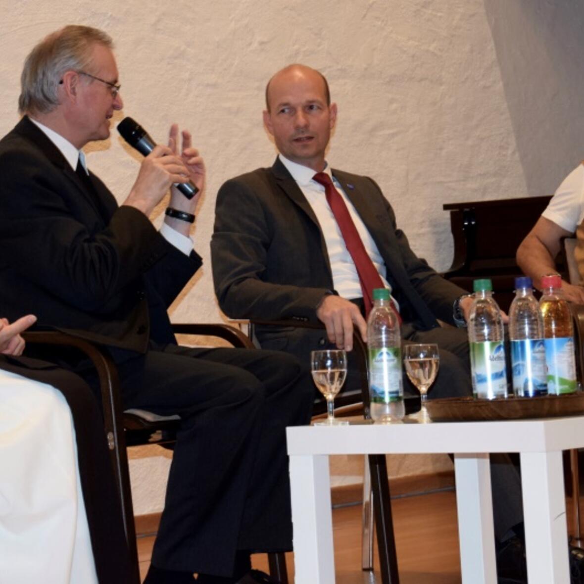 (v.l.) Äbtissin Gertrud Pesch (Kloster Oberschönenfeld), Dekan Dr. Bernhard Ehler (Kempten), Oberbürgermeister Thomas Kiechle, Carlos Benede (Foto: Verspohl-Nitsche). 