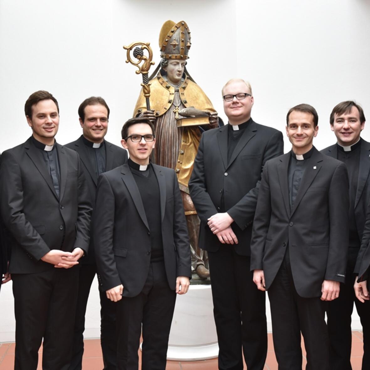 (v.l.) Die Diakone Johannes Prestele, Michael Prendota, Andreas Schmid, Florian Bach, Sebastian Schmidt, Norbert Rampp, Markus Lidel und Thomas Schmid. Auf dem Bild fehlt Diakon Manuel Beege, da er zurzeit sein Studium in Rom absolviert. (Fotos: Daniel Jäckel/pba)