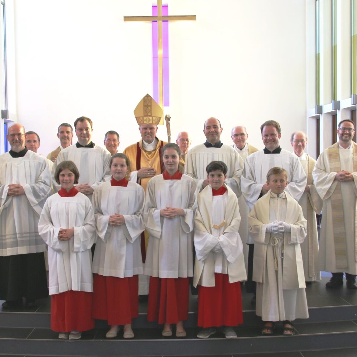 Weihbischof Florian Wörner gemeinsam mit den Neubeauftragten. Daneben der Bischöfliche Beauftragter für den Ständigen Diakonat, Domkapitular Prälat Peter C. Manz, die Verantwortlichen für die Ausbildung, die Heimatpfarrer und der Altardienst. (Foto: Annette Beutmüller-Lehmann) 