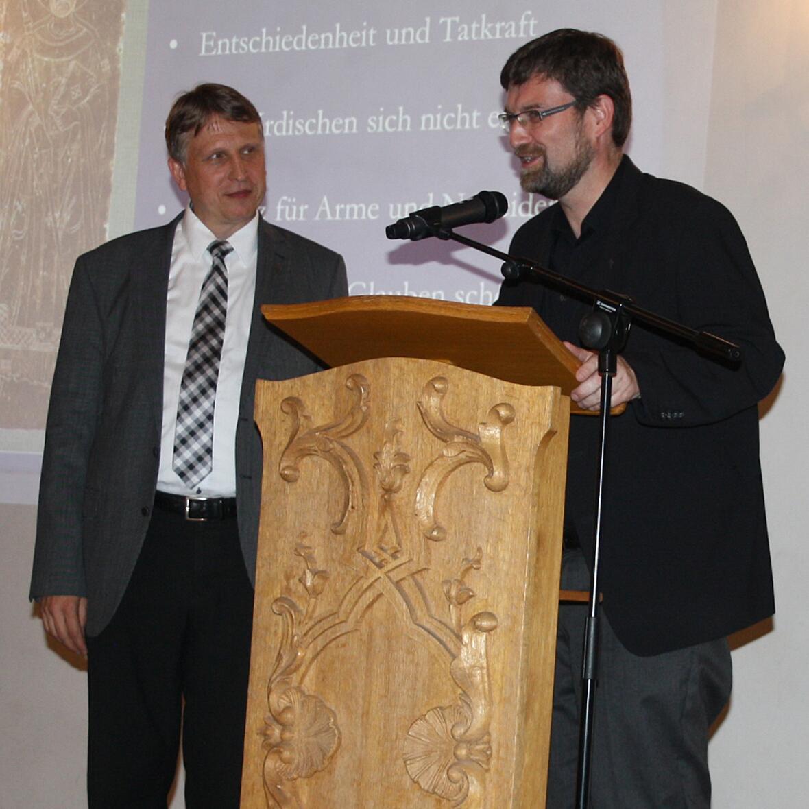 Klosterdirektor P. Reinhard Gesing SDB (rechts) begrüßt Bistumshistoriker Dr. Thomas Groll. (Foto: Kloster Benediktbeuern)