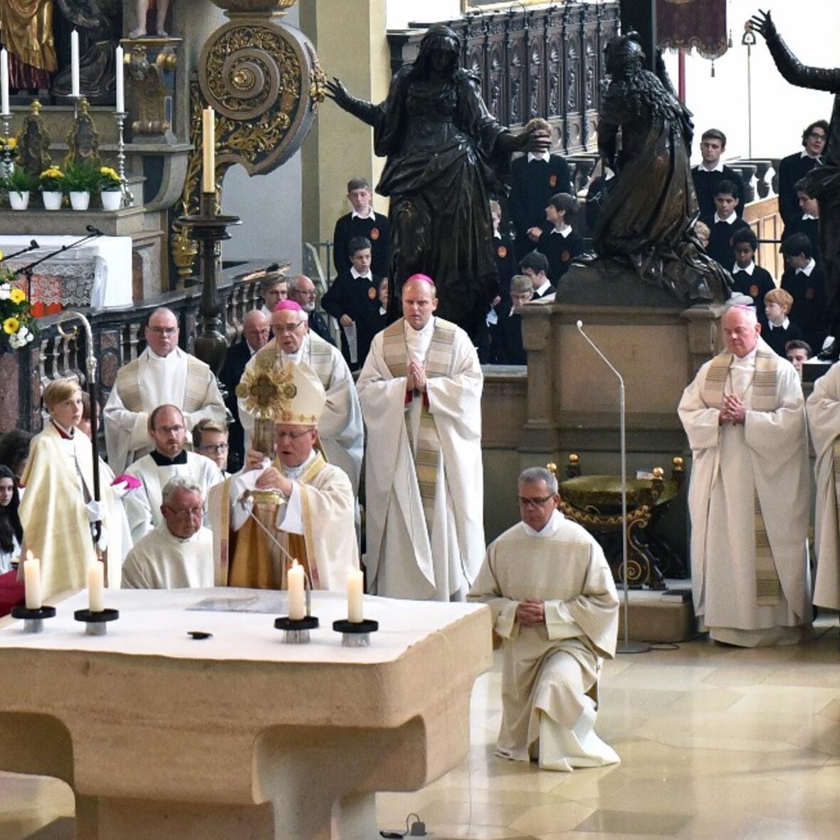 Bischof Konrad spendet mit dem Ulrichskreuz den Segen. (Foto: pba/Romana Kröling)