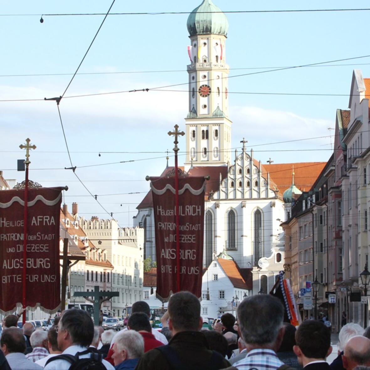 Wie immer sehr eindrucksvoll: Die Prozession der Männer zur Ulrichsbasilika. (Fotos: Annette Zoepf/pba)