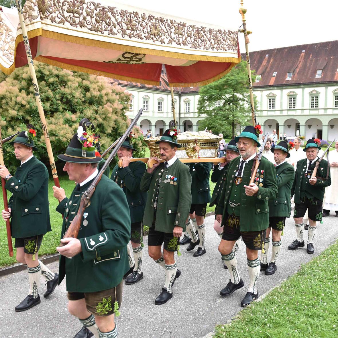 Gebirgsschützen tragen den Ulrichschrein in die Basilika Benediktbeuern. (Fotos: pba/Nicolas Schnall)