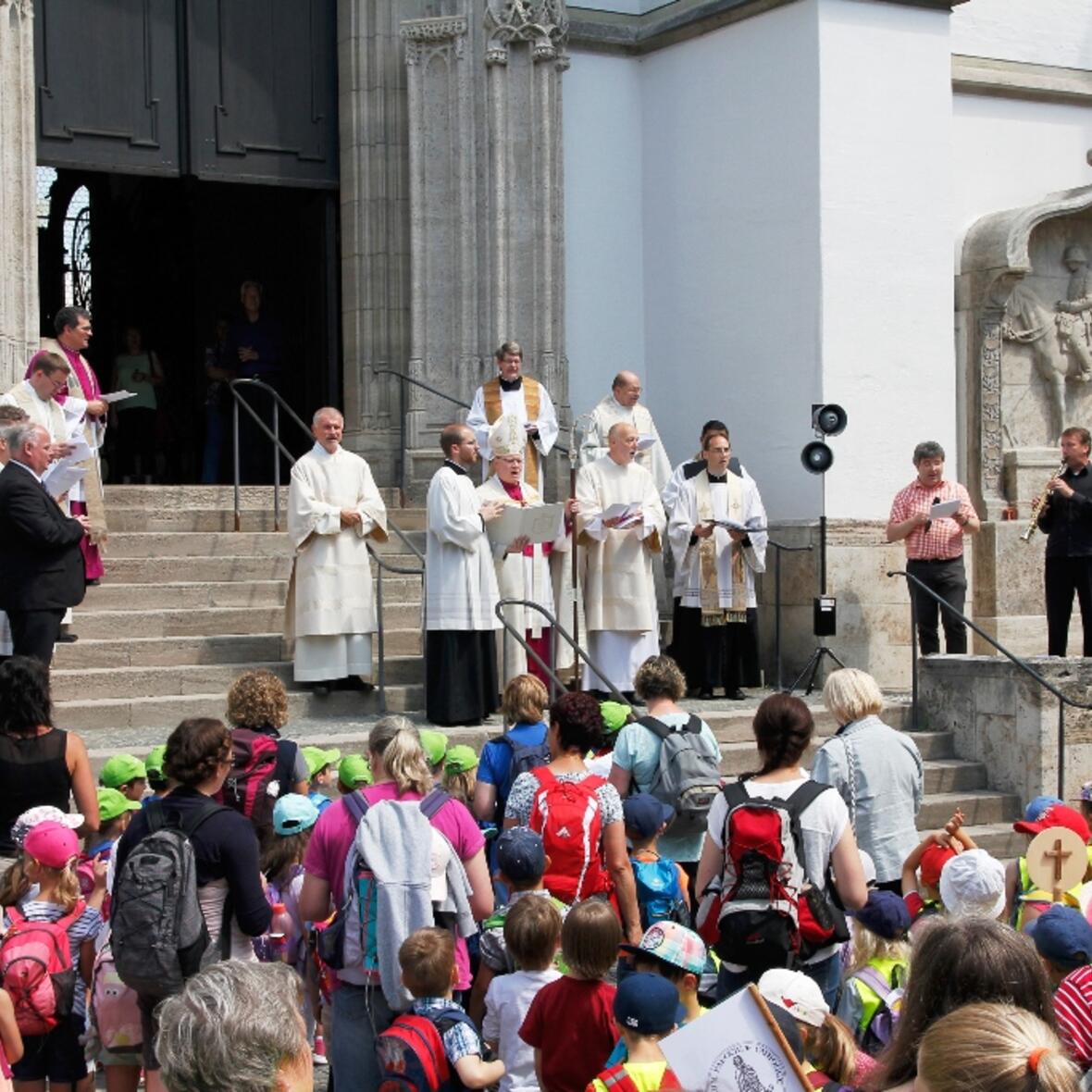 Bischof Konrad begrüßte die mehr als 450 Kinder aus dem ganzen Bistum am Südtor der Basilika St. Ulrich (Fotos: Caritas/Bernhard Gattner).