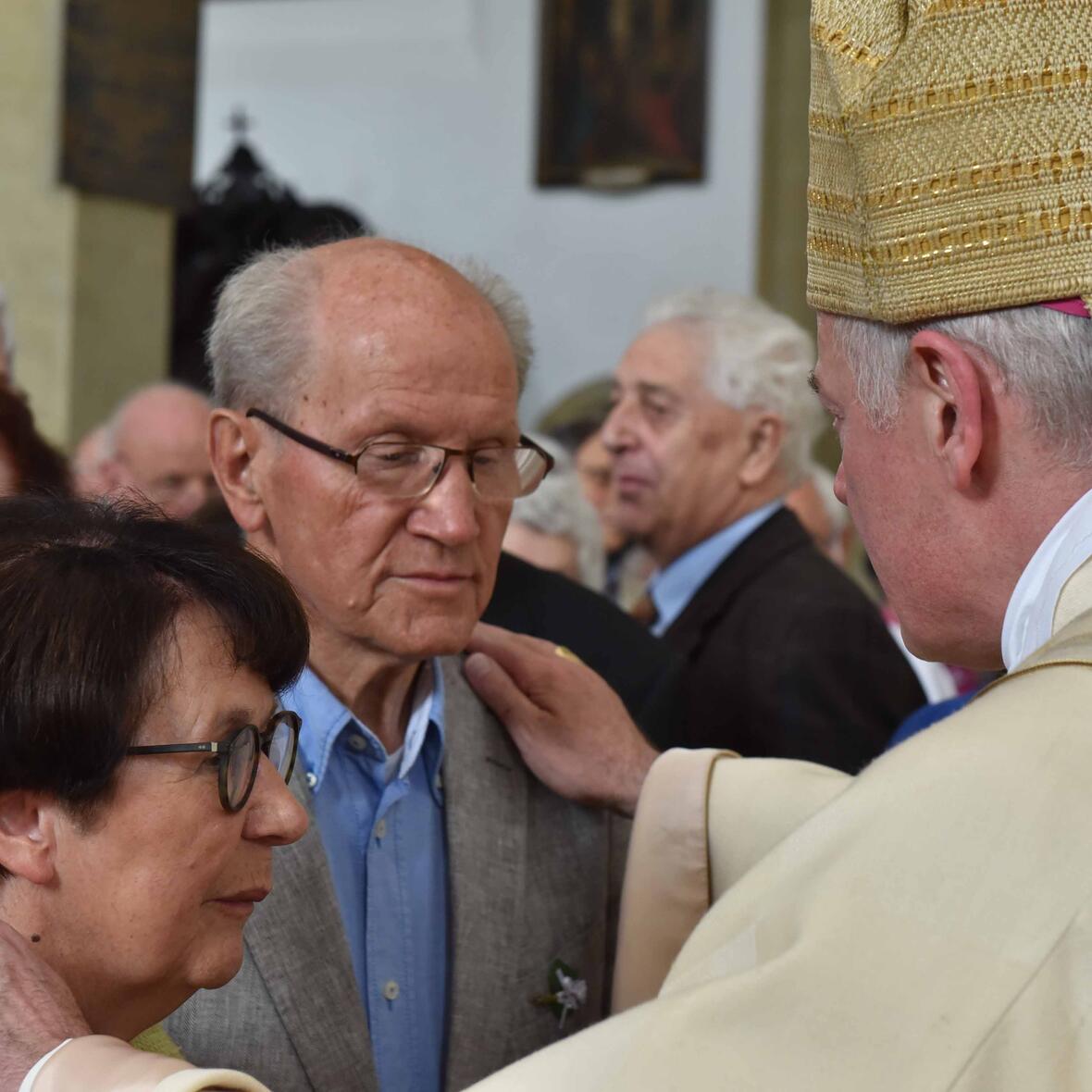 Nach dem Pontifikalamt konnten die Ehepaare den Einzelsegen empfangen. Foto: Maria Steber /pba.