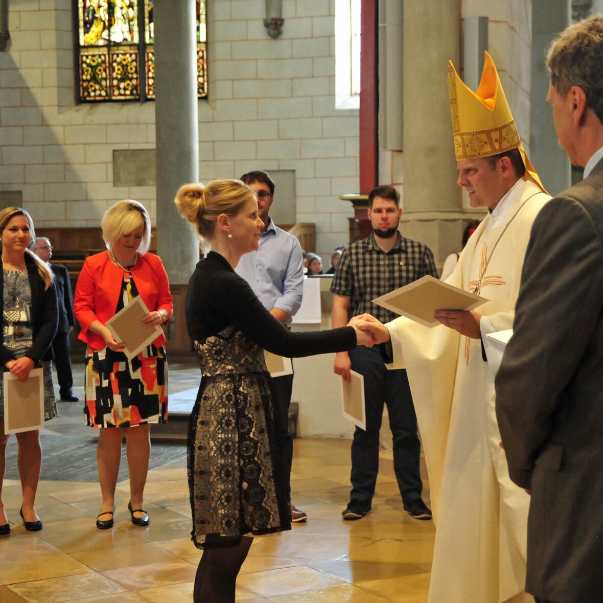Weihbischof Florian Wörner erteilt 109 neuen Religionslehrern die kirchliche Lehrerlaubnis. (Fotos: pba/Romana Kröling)