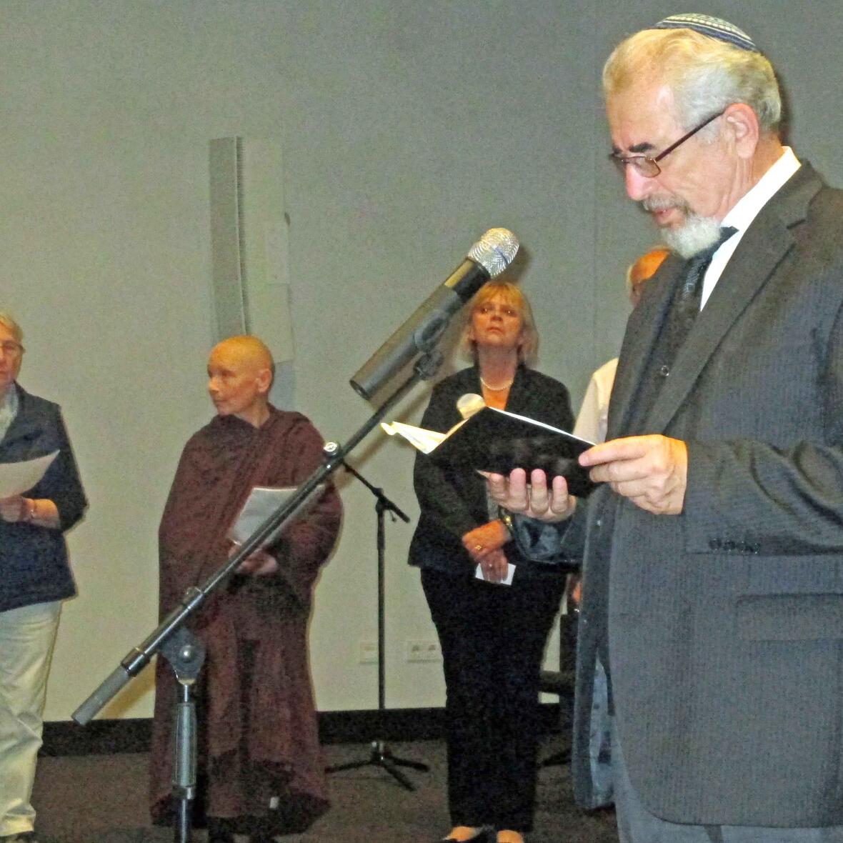 Zum Abschluss der Begegnung trugen Religionsvertreterinnen und -vertreter Friedenswünsche vor. Am Mikrofon Marjan Abramovitsch von der Israelitischen Kultusgemeinde Augsburg. (Foto: Bernhard Scholz)