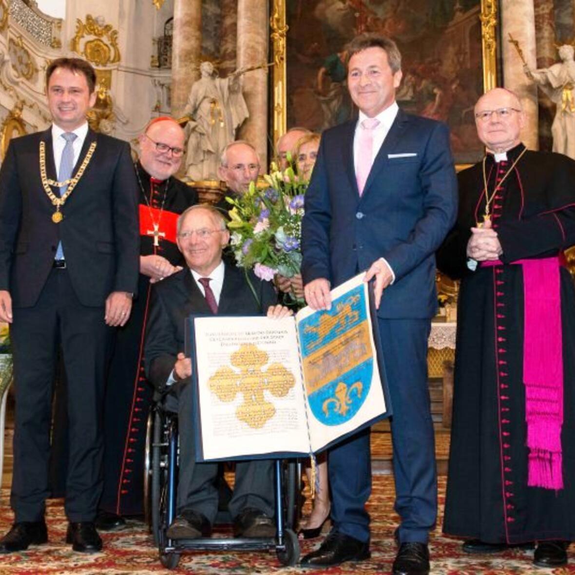 Bei der Verleihung an Bundesminister Dr. Wolfgang Schäuble in der Dillinger Studienkirche. (Foto: Jan Koenen)