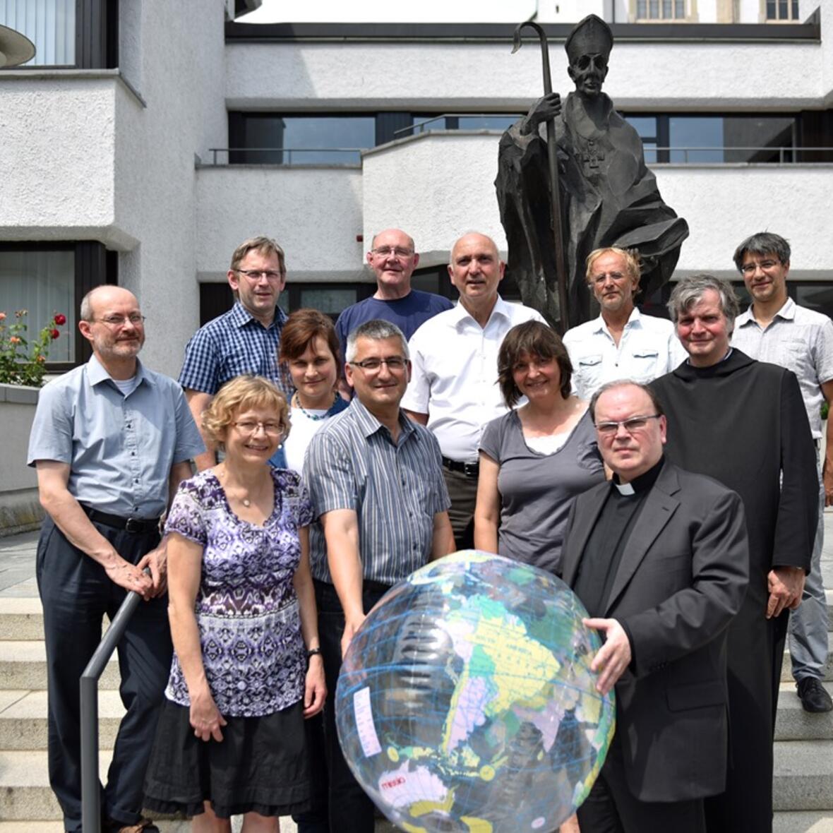 Der Arbeitskreis „Schöpfung bewahren“ des Bistums Augsburg mit dem Schirmherr des Schöp-fungspreises Prälat Dr. Bertram Meier (vorne rechts). (Foto: Nicolas Schnall/Pressestelle Bistum Augsburg)