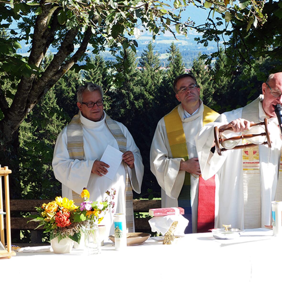 KLJB-Diözesanseelsorger Dr. Gerhard Höppler feierte zusammen mit dem scheidenden BDKJ-Diözesanpräses P. Christoph Lentz und Pater Roman Löschinger den Gottesdienst (von rechts). (Foto: KLJB)