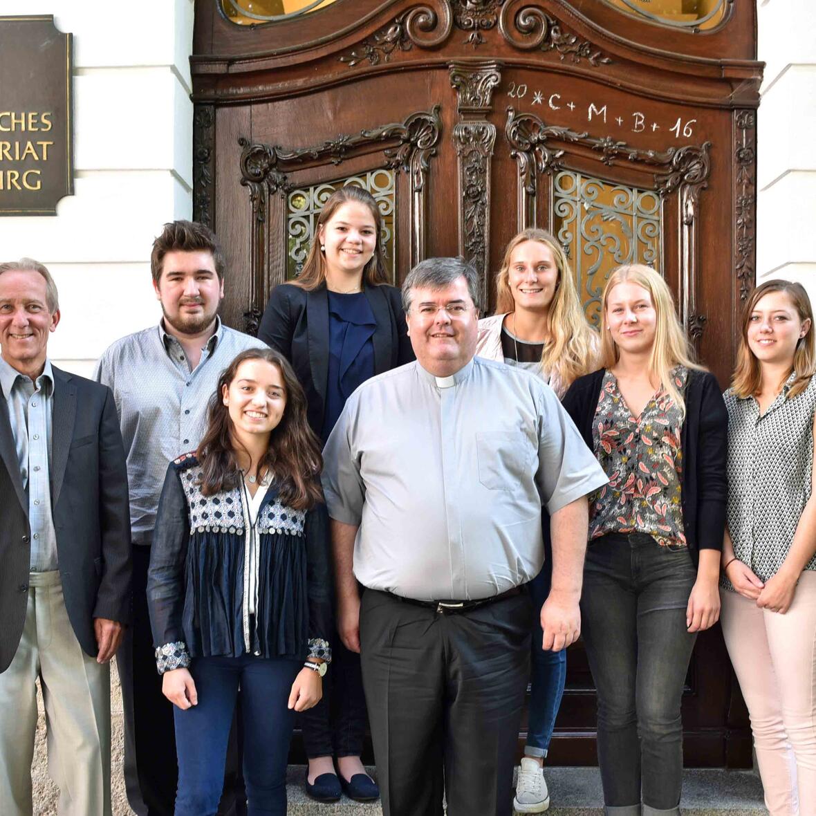 BU: (v.l.) die beiden Ausbildungsleiter Robert Komor und Peter Wagner, Marcel Stottmeister, Jennifer Reiner, Magdalena Hammerl, Generalvikar Harald Heinrich, Marie Theres Mederer, Ramona Stegmeir, Lena Tuschl sowie Diözesan-Rechtsdirektor Reiner Sroka. (Foto: Nicolas Schnall/pba)