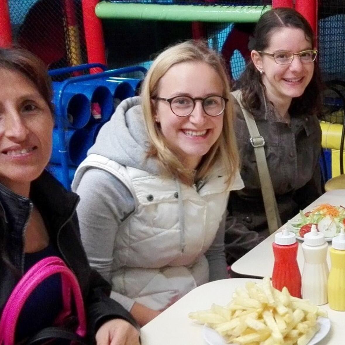 (v.l.) Gastmutter und Schulleiterin Janet Sanchez Saltachin mit Lea Kaiser und Nathalie Reisacher (Foto: privat)