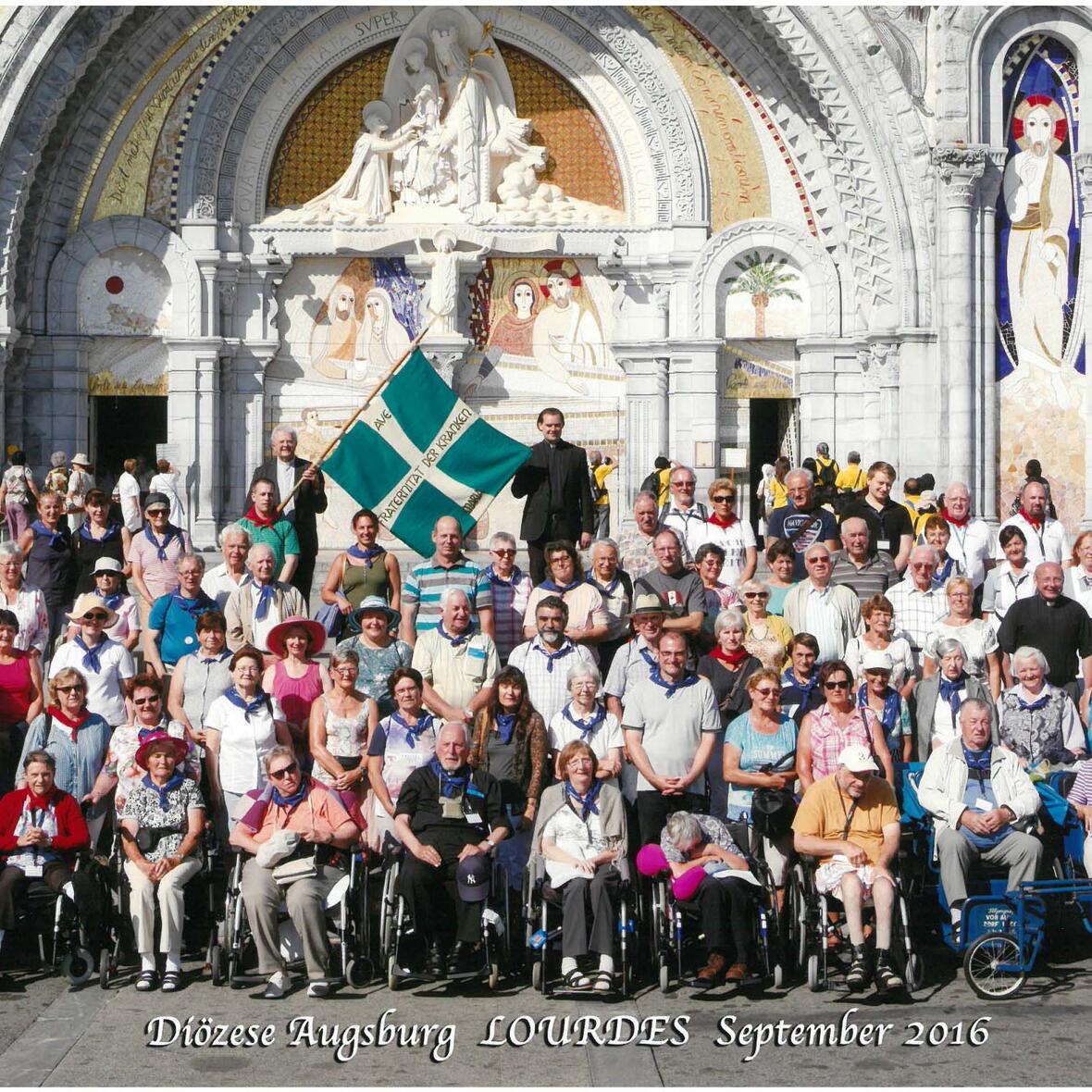 Die Teilnehmer der Diözesanwallfahrt 2016 vor der Rosenkranzbasilika in Lourdes. (Foto: Diözesan-Pilgerstelle)