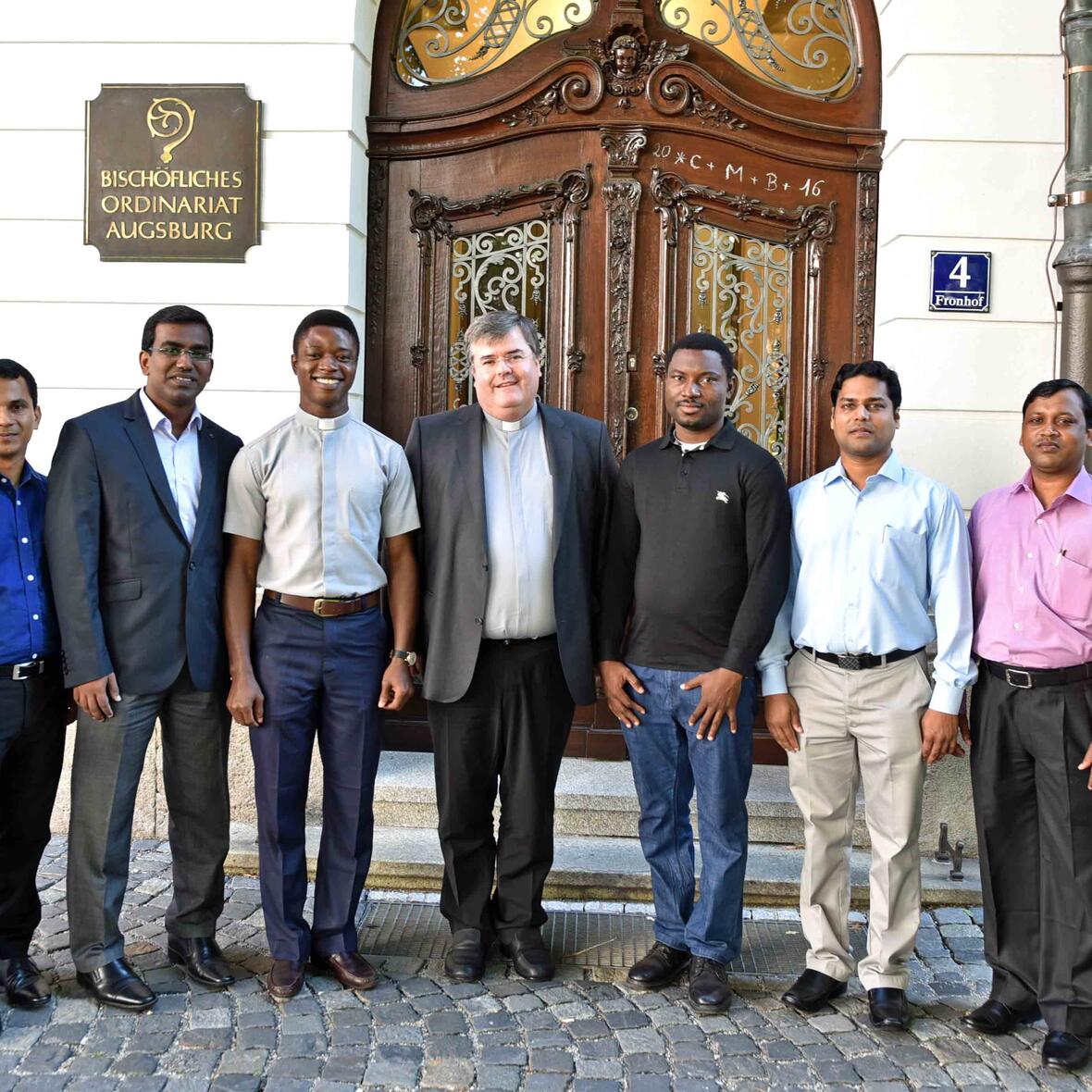 (v.l.) Pater Babu Pereppadan, Pater Joseph Binu Kachappilly (Pfarrei Hlgst. Herz Jesu), Pater Shanoj Arackal Mathew (PG Gersthofen), Isidore Uko (Pfarrei St. Ulrich und Afra), Generalvikar Harald Heinrich, Isaac Ternenge Shityo (PG Augsburg-Kriegshaber), Pater Jijo Jose Puthussery (Pfarrei St. Anton), Pater Nirdosh Kujur, Domvikar Martin Riß. Auf dem Bild fehlt noch Hrudaya Raj Gade, der im Oktober seinen Dienst in der PG St. Georg/St. Maximilian/St. Simpert antritt. (Foto: Nicolas Schnall/pba)