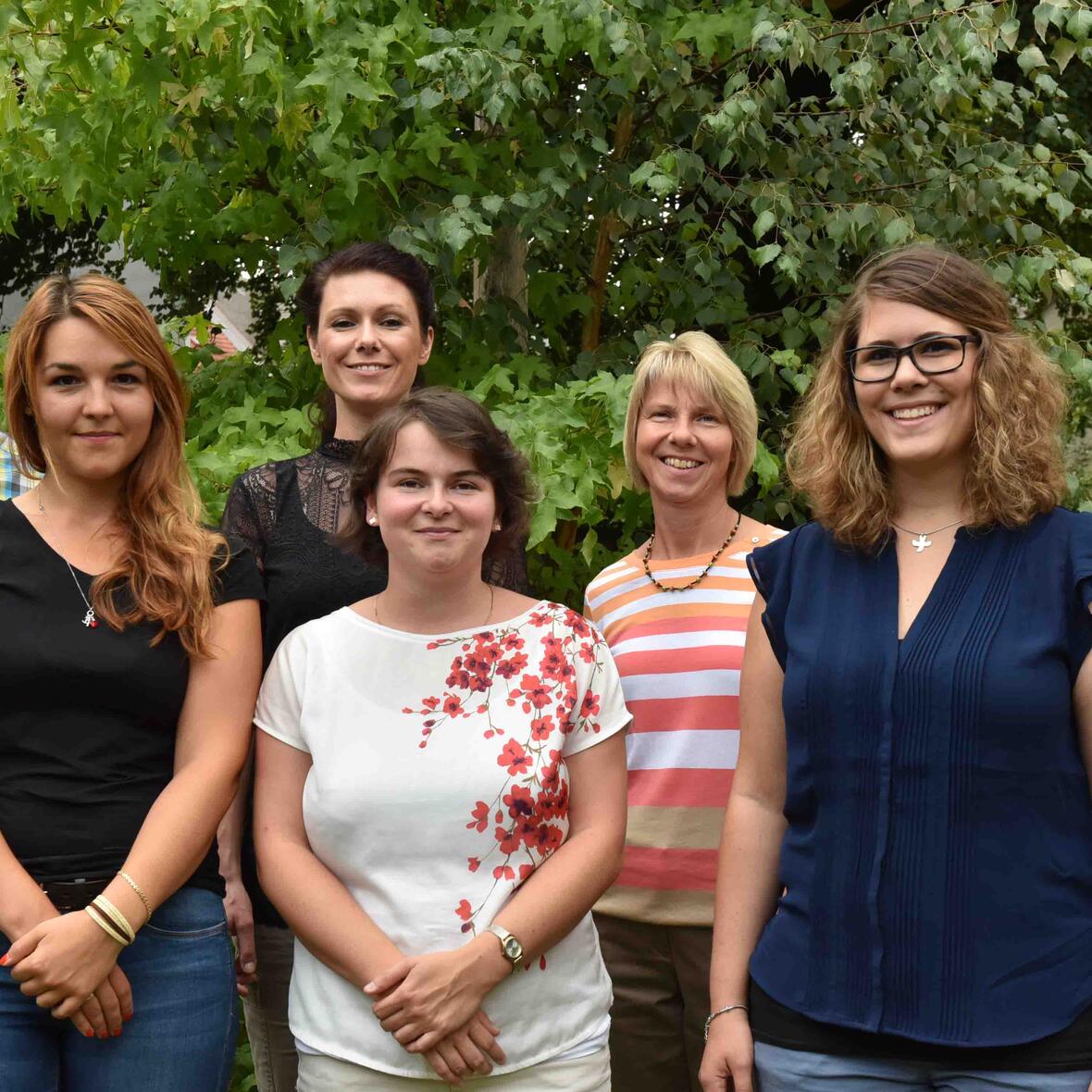 Nikolaus Matosevic, Sina Pitschen, Judith Krug, Dorothee Schindler (alle Pastoralasstistent/-innen), Julia Dorille, Sabrina Jehle, Marlies Landherr (alle Gemeindeassistentinnen) (v.links). Foto: Maria Steber /pba.
