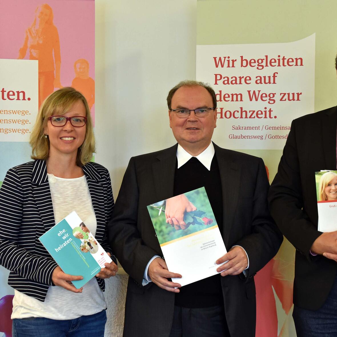 (v.r.) Christian Öxler, Leiter der Ehe- und Familienseelsorge und Diözesanfamilienseelsorger, Prälat Dr. Bertram Meier, Leiter des Bischöflichen Seelsorgeamts, und Kerstin Steffe, Pastoralreferentin in der Augsburger Außenstelle der Ehe- und Familienseelsorge, stellten heute das neue Rahmenkonzept und die Materialien zur Ehevorbereitung vor. (Foto: pba/Romana Kröling)